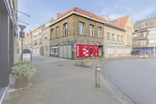 Dit pand biedt de ideale combinatie van wonen en werken, met een handelsruimte op het gelijkvloers en een comfortabele woning op de...