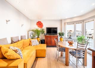 Appartement rénové d'une chambre à vendre au quatrième étage de la résidence Porto Rico. La propriété bénéficie d'un emplacement central mais calme...