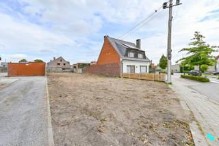 Deze bouwgrond zonder bouwverplichting van ca. 551 m² is gunstig gelegen in de Warandestraat, hartje Emelgem (Izegem), dichtbij winkels, scholen...