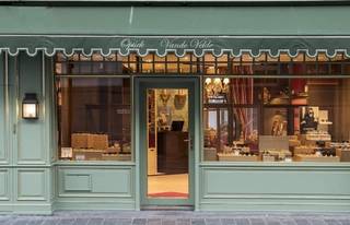 In de geliefde Nederstraat, op wandelafstand van de Grote Markt van Oudenaarde, bevindt zich dit uitzonderlijke handelshuis met een rijke geschiedenis en een unieke uitstraling. Het pand, momenteel gekend als Optiek Van de Velde, maakt deel uit van het beschermde erfgoed en staat geregistreerd als het prestigieuze Patriciërshuis. <strong>Vrij vanaf 1 augustus 2026.<br />Met een grondoppervlakte van 208 m² biedt dit karaktervolle gebouw tal van mogelijkheden voor handel, een combinatie van wonen en werken of een herbestemmingsproject, mits de nodige vergunningen. De handelsruimte op het gelijkvloers heeft een oppervlakte van ca. 143 m² en geniet van een uitstekende commerciële zichtbaarheid in één van de bekendste winkelstraten van</strong> de stad<strong>. Huurmogelijkheden: Enkel het handelsgelijkvloers: huurprijs € 1.495/maand. In dit geval is 2/3 van de onroerende voorheffing ten laste van de huurder.<br />Volledig gebouw (handelsgelijkvloers + bovenliggende verdiepingen): huurprijs € 1.895/maand. In dit geval is de volledige onroerende voorheffing ten laste van de huurder.</strong><br />De bovenliggende verdiepingen omvatten samen ongeveer 400 m² bruikbare oppervlakte en zijn bereikbaar via een afzonderlijke toegang, wat extra potentieel creëert voor diverse invullingen.<br />Het gebouw onderging recent omvangrijke restauratie- en renovatiewerken met respect voor zijn historische waarde. Zo werden de oude asbestleien en dakpannen volledig vervangen door hoogwaardige natuurleien in Maasdekking, werden nieuwe Velux-dakvlakvensters geplaatst en werd het dak geïsoleerd. Daarnaast werd de authentieke trapgevel vakkundig gerestaureerd, werd een belangrijke eiken zolderbalk hersteld en kreeg het oorspronkelijke gevelmetselwerk een grondige renovatie met veldsteen en kalkmortel, volledig in lijn met de erfgoedvereisten. De uitvoering van deze werken startte in de zomer van 2024 CV op aardgas. Afzonderlijke meters voor het appartement en het commercieel gelijkvloers.<br />Een zeldzame opportuniteit voor ondernemers of liefhebbers van historisch vastgoed die op zoek zijn naar een prestigieus pand met uitstraling, ruimte en een uitstekende ligging in het historische stadscentrum van Oudenaarde. Meer informatie of een bezoek ter plaatse? Contacteer ons voor een persoonlijke rondleiding door dit unieke erfgoedpand.