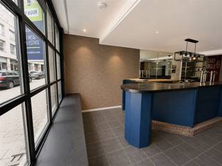 Commerciële horeca op toplocatie in het historische centrum van Antwerpen.Op de hoek van de Sudermanstraat, tussen de Korte Nieuwstraat en de Eiermarkt, bevindt zich deze karaktervolle commerciële ruimte van circa 78 m², midden in het historische centrum van Antwerpen. Ooit stond dit bekend als café 'Den Doedelzak'.Dankzij de opvallende hoekligging, uitstekende zichtbaarheid en centrale locatie biedt het pand een unieke kans voor ondernemers die hun concept willen uitbouwen in een van de meest levendige buurten van de stad.De ruimte mag worden ingericht als horecazaak en is onder meer geschikt voor een café, restaurant, koffiebar of broodjeszaak.Een karaktervolle en goed zichtbare locatie, klaar voor een nieuw verhaal.