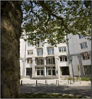 Kantoorgebouw van in totaal +/-3353m² te huur gesitueerd rond een rustgevende binnentuin vlakbij het Munthof. Deel van een complex met een...