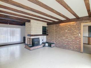 Deze rijwoning vinden we terug in de Hoppelandwijk in Poperinge. Een zeer <br />rustige omgeving nabij het stadscentrum met voldoende parkeerruimte. Parkeren kan aan de straat of op de staanplaats voor de woning.<br /><br />Indeling:<br /><br />* Gelijkvloers 0:<br />- inkomhal met vestiairekast<br />- apart toilet<br />- leefruimte met houthaard<br />- gesloten keuken uitgerust met een keramische kookplaat met dampkap, dubbele spoelbak, vaatwasser, oven en koelkast<br />- aansluitende voorraadberging<br />- inpandige garage met automatische poort voor fietsen en met aansluiting voor wasmachine<br /><br />* Buitenniveau:<br />- zuidwest-gerichte omheinde tuin<br /><br />* Verdieping +1:<br />- nachthal<br />- 4 slaapkamers<br />- apart toilet<br />- vernieuwde badkamer voorzien van een inloopdouche, dubbele wastafel en vele kasten<br /> <br />=> Onmiddellijk beschikbaar<br />=> Elektrische rolluiken aanwezig