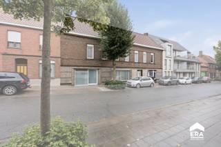 [[ DIT PAND NEEMT DEEL AAN DE ERA OPEN HUIZEN DAG OP 19/9 VAN 17:30 TOT 18:30 ]]
<p>Zeer ruime woning met grote tuin en handelsruimte mogelijk in het centrum van Staden - Westrozebeke.</p>

<p> </p>

<p>Deze gesloten bebouwing in de Dorpsstraat in Staden/Westrozebeke biedt bijzonder veel ruimte en tal van mogelijkheden voor wie wonen en werken wil combineren. Dankzij de centrale ligging bevindt u zich vlak bij winkels, scholen en dagelijkse voorzieningen. De woning beschikt over maar liefst vijf slaapkamers, verschillende polyvalente ruimtes en een ruime handelsruimte die perfect kan dienen voor een zelfstandige activiteit of praktijk. De grote tuin van 314 m² vormt een extra troef voor gezinnen of wie graag buiten leeft. Een interessante woning voor wie een ruim huis wil kopen met potentieel in het centrum van Staden.</p>

<p> </p>

<p>Belangrijkste ruimtes:<br />• Ruime living met veel mogelijkheden voor een gezellige leefruimte<br />• Handelsruimte geschikt voor winkel, praktijk of kantoor aan huis<br />• Functionele keuken met aansluitende berging<br />• Bureel ideaal voor thuiswerk of administratie<br />• Hobbyruimte en atelier met diverse gebruiksmogelijkheden<br />• 5 slaapkamers met ruimte voor een groot gezin<br />• Badkamer en meerdere toiletten aanwezig<br />• Terras met toegang tot de grote tuin van 314 m²<br />• Zolder met extra bergruimte of potentieel</p>

<p> </p>

<p>Troeven:<br />• Zeer ruime woning met veelzijdige indeling<br />• Grote tuin van 314 m² in het centrum van Staden<br />• Handelsruimte mogelijk voor zelfstandige activiteit of vrij beroep</p>

<p> </p>

<p>Neem vandaag nog contact op met je ERA-makelaar voor een bezoek.</p>

<p> </p>

<p>JOUW DROOMHUIS. ZO GEVONDEN!</p>