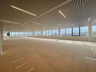 Surface de bureaux de 3.450 m² à louer, en bordure et en surplomb de l'E40 à Alost, bénéficiant d'un emplacement phénoménal. Cette...