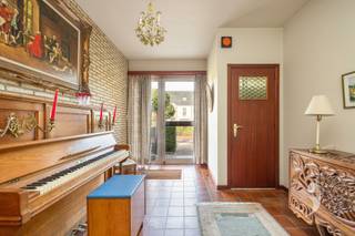 Ontdek deze charmante, op te frissen bungalow in Herent, gelegen op een mooi aangelegd en verzorgd perceel van meer dan 15 are.Deze ruime gevelwoning...