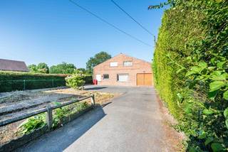 <p>Op een <span><strong>uitstekende locatie, vlak bij de op- en afrit van de E17</strong></span>, bevindt zich deze veelzijdige loods van ongeveer <span><strong>240m²</strong></span>.<br />Vooraan het perceel bevindt zich een aantrekkelijk <span><strong>stuk bouwgrond</strong></span> dat tal van mogelijkheden biedt. Via een <span><strong>lange, private oprit</strong></span> bereikt u de achtergelegen loods, wat zorgt voor een rustige ligging en een <span><strong>efficiënte scheiding tussen de voorliggende bouwgrond en de loods</strong></span>.<br />De loods beschikt over een<span><strong> parking</strong></span> vooraan..</p>
<p>Met een ruime indeling en de potentie om aan te passen aan uw specifieke wensen, vormt dit magazijn een solide basis.<br />Meer info ? Contacteer Peter : 0496/176878</p>