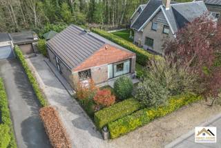 Deze charmante gelijkvloerse woning met hellend dak is rustig gelegen in een aangename woonwijk in Heusden en biedt een mooie combinatie van ruimte, licht en functionaliteit. Bij het betreden van de woning komt u in een verzorgde inkomhal die toegang geeft tot de lichtrijke leefruimte met open haard, waar grote raampartijen zorgen voor een aangename connectie met de tuin. Aansluitend bevindt zich de eetplaats en de praktische keuken, die uitgerust is met voldoende kastruimte en zicht biedt op de buitenomgeving. De woning beschikt over 2 slaapkamers, elk met een comfortabele oppervlakte en veel natuurlijk licht. De badkamer is functioneel ingericht en voorzien van zowel een bad als een douche. Daarnaast is er een apart gastentoilet aanwezig. De woning biedt veel mogelijkheden, maar vraagt een opfrissing, waardoor u ze volledig naar eigen smaak kan inrichten. Buiten geniet u van een aangename tuin met terras, ideaal om in alle rust te ontspannen. Daarnaast is er een garage en extra bergruimte aanwezig en huidig de wasmachines herbergt, wat bijdraagt aan het praktische karakter van de woning. Dankzij de rustige ligging en de goede bereikbaarheid van winkels, scholen en invalswegen vormt deze woning een interessante opportuniteit voor wie op zoek is naar een woning met potentieel in een groene en residentiële omgeving. Bezoekdag: 11/04 Inschrijven via mail naar tommy@immo-home.be, geen telefonische inschrijvingen! Volg ons op Fb en Insta. Voor meer info: www.immo-home.be. GRATIS SCHATTING &amp; GRATIS FINANCIEEL ADVIES