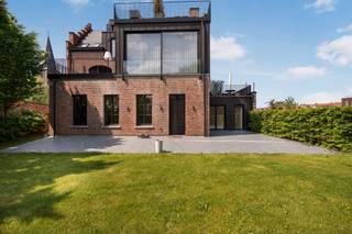 Maak snel uw afspraak via Anne De Block- OC Vastgoed: 0471 38 00 36 of anne@ocvastgoed.be<br /><br />Dit authentiek, lichtrijk, gelijkvloers appartement (132m²) met twee slaapkamers en gezellige tuin bevindt zich in deze prachtige kasteelvilla welke werd opgetrokken in Neogotische stijl in 1912. Zeer centrale en rustige locatie in het dorpshart te Burcht! Belangrijke invalswegen, winkels en scholen op wandelafstand. <br /><br />Indeling - appartement op het gelijkvloers met privatieve ingang:<br />- Lichtrijke leefruimte met royaal plafond van vier meter hoogte en prachtige raampartijen; <br />- Luxueuze uitgeruste keuken voorzien van alle toestellen;<br />- Afzonderlijk gastentoilet; <br />- Twee ruime slaapkamers met uitstraling van eiken visgraat parket;<br />- Marmer ingerichte badkamer voorzien van ruime inloopdouche en dubbele lavabo;<br />- Praktische berging met technische ruimte.<br /><br />De prachtige moulures, verfijnde houtomkastingen rondom ramen en radiatoren en marmeren schouwmantel geven het pand een unieke uitstraling.<br /><br />Prachtig terras met ruime tuinzone (235m²), volledig afgesloten welke garantie op privacy garandeerd. <br />Via de achterste slaapkamer bereiken we een tweede tuinzone met tuinberging en rechtstreekse toegang tot achterliggend park.<br /><br />Private kelderberging aanwezig. <br /><br />Technische gegevens:<br />Conforme elektriciteit, dubbele beglazing en centrale verwarming op aardgas.<br /><br />Bent u op zoek naar een aunthentiek, charme appartement in Burcht, op een boogscheut van Antwerpen? Kom dan zeker langs!<br /><br />EPC 199 (energielabel B) / Bewoonbare oppervlakte volgens het EPC attest zonder terrassen: 132m² <br />Stedenbouwkundige inlichtingen woongebied, bouw vergund, geen verkavelingsvergunning, geen rechterlijke herstelmaatregel of bestuurlijke maatregel opgelegd, geen voorkooprecht.<br />Geen overstromingsgevoelig gebied: P-score: A, G-score: A<br />Geen renovatieverplichting en geen asbest aanwezig.