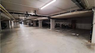 Ondergrondse AUTOSTANDPLAATS te koop in de Witte Molenstraat 17 in Sint-Michiels Brugge. + Praktische ( extra ) parkeerplaats voor de bewoners van de...