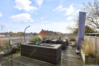 <strong>Interessante en instapklare woning met kantoor of handelsruimte op gunstige ligging te Turnhout</strong><br />Elektriciteit goedgekeurd | Hoge dubbele garage | Mogelijkheid omvormen naar enkel woongelegenheid<br /><br /><strong>Gunstig gelegen</strong> nabij het centrum, winkels, scholen en openbaar vervoer, alsook een vlotte verbinding naar de Ring en E 34 Antwerpen - Eindhoven. Gelegen op de hoek van de Stwg op Oosthoven en Bloemfonteinstraat.<br /><br /><strong>Een ideale woning voor de combinatie wonen/werken</strong><br /><br />Dit pand bestaat uit een aparte winkelruimte/praktijkruimte met heel wat ingemaakte meubels en kasten.<br />Achter de praktijkruimte vinden we een bureau-of kantoorruimte, met hierachter een extra kamer met natuurlijke lichtinval die naar wens ingericht kan worden, een apart toilet en een 2e badkamer met douche en wastafel. Langs de Bloemfonteinstraat werd tevens een buitendeur voorzien als toegang tot het privégedeelte zodat dit volledig gescheiden kan worden indien gewenst.<br /><br />Verder op het gelijkvloers, langs de zijstraat kom je terecht in de zeer ruime dubbele garage, uitgerust met 2 hoge automatische poorten.. Ideaal voor een kleine zelfstandige die hier heel wat materiaal kwijt kan en steeds parkeerplek heeft voor een hoge camionette.<br />Met een totale oppervlakte van +/-140 m² biedt het gelijkvloers veel mogelijkheden qua indeling voor zowel privé gebruik als zelfstandigen met nood aan magazijn/praktijk/kantoorruimtes.<br /><br />Op de eerste verdieping vinden we een ontzettend lichtrijke leefruimte bestaande uit een eetplaats met gezellige verhoogde zithoek en een volledig ingerichte open keuken, dewelke voorzien is van inductievuur, ijskast, vaatwasser, combi-oven en dubbele spoelbak. Hier bevindt zich ook de badkamer met douche in bad, toilet en dubbele wastafel in meubel. Van hieruit en vanuit de hal ook toegang tot de grootste slaapkamer op houten plancher vloer. Op de 2e verdieping treffen we de 2 overige ruime en lichte slaapkamers en op 1,5 verdieping het toffe afgemaakte dakterras. Verder is er nog een handige bergzolder en ruime en droge kelder, eventueel wasplaats voorzien. <br /><br /><strong>Algemeen:<br />- Volledig gerenoveerd in 2015</strong><br /><strong>- Ideale combinatie werken/wonen</strong><br /><strong>- Dubbele garage met poorten geschikt voor lichte vracht</strong><br />-<strong> 10 zonnepanalen + batterij</strong><br /><strong>- Goedgekeurde elektriciteit tem 2047<br /></strong>- Omvorming naar eengezinswoning mogelijk mits voorwaarden
