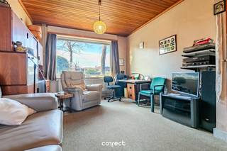 <p><span>Deze charmante woning gelegen langs de Koolkerkse Steenweg in Brugge biedt een bew. opp. van ca. 140 m² op een perceel van 268 m².</span></p><p><span> </span></p><p><span>STARTPRIJS: Elk bod boven deze startprijs, wordt voorgelegd aan de eigenaars, die al dan niet kunnen in gaan op dit aanbod.</span></p><p><span> </span></p><p><span>Via de voortuin betreedt u de inkomhal die toegang geeft tot een lichtrijke leefruimte en aansluitende eetkamer. </span></p><p><span> </span></p><p><span>Verder vindt u op het gelijkvloers een praktische keuken, een badkamer met douche, een apart toilet en een handige berging onder de trap.</span></p><p><span> </span></p><p><span>Achteraan bevinden zich een buitenberging met gaswandketel, een gezellig terras en een aangename tuin.</span></p><p><span> </span></p><p><span>Op de 1ste verd. zijn er 2 volwaardige slaapkamers. De dakverdieping, bereikbaar via een vaste trap, herbergt een derde ruime slaapkamer en een zolderkamer die perfect kan worden ingericht als vierde slaapkamer of hobbyruimte. </span></p><p><span> </span></p><p><span>De woning beschikt reeds over centrale verwarming op aardgas, grotendeels dubbele beglazing en een grotendeels geïsoleerd dak, biedt een mooie basis om verder naar eigen smaak te renoveren.</span></p><p><span> </span></p><p><span>Een uitstekende ligging met tal van buurtwinkels, ontspanningsmogelijkheden en voorzieningen bevinden zich in de nabije omgeving. </span></p><p><span> </span></p><p><span>Het centrum van Brugge is vlot bereikbaar met de fiets en openbaar vervoer bevindt zich aan de overzijde van de straat. Ideaal voor wie comfortabel en centraal wil wonen.</span></p><p><span> </span></p><p><span>Contacteer Lorenzo voor een bezoek: 0492 08 08 08  lorenzo@correctvastgoed.be</span></p><p><span> </span></p><p><span>Online schattingstool: https://www.correctvastgoed.be/schatting</span></p><p><span> </span></p>