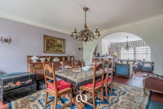 Ben je op zoek naar een huis met karakter en veel ruimte om zelf te bewonen of te verbouwen tot een meergezinswoning? Dit is jouw unieke kans.<br /><br />Deze woning bevindt zich op een boogscheut van het centrum van Ronse waar je alle faciliteiten kan terugvinden. Bovendien is het openbaar vervoer en het stadspark vlakbij. De typerende art-deco stijl zorgt voor een athentieke uitstraling en een onuitwisbare indruk. Met een bewoonbare oppervlakte van maar liefst 378 m² biedt deze woning tal van mogelijkheden.<br /><br />Indeling:<br />-Kelder: Zeer ruime praktische kelder. De volledige woning is onderkelderd wat handig kan zijn voor de leidingen.<br />-GLV: Imposante inkomhal met open plafond naar de bovenliggende verdiepingen waarrond de marmerend trap draait. Links van de hal is de keuken met eetplaats. Rechts is de leefruimte met aansluitend nog een bar. Er is ook nog een veranda en een lift.<br />-1stV: De nachthal geeft toegang tot 4 ruime slaapkamers en een badkamer.<br />-2deV: De nachthal geeft toegang tot 2 slaapkamers, een badkamer en een zolderruimte die makkelijk kan omgebouwd worden tot bijkomende kamer.<br />-3deV: Ruime, praktische zolder.<br /><br />Spreekt deze unieke eigendom jou aan en wens je van deze woning jouw thuis te maken of zie je potentieel om deze eigendom om te bouwen tot meergezinswoning? Maak snel een afspraak en kom alle mogelijkheden van deze karaktervolle woning zelf ontdekken.