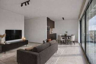 Dit appartement is gelegen in residentie Smekaert, een stijlvol en lichtrijk nieuwbouwresidentie, gerealiseerd in de jaren 2023-2024 gelegen aan de Smekaertstraat 20 in Adinkerke, deelgemeente van De Panne. <br /><br /><strong>Ligging </strong>in het centrum van Adinkerke, langs het kanaal Nieuwpoort-Duinkerke. De locatie biedt uitstekende verbindingen : slechts 2 minuten van de E40 en 5 minuten rijden van de zee. <br /><br /><strong>Indeling: </strong><br />Via de trap kom je binnen in dit hedendaagse appartement. In de inkomhal vind je een gastentoilet met lavabo en een handige berging. Het appartement omvat één slaapkamer met aansluitende badkamer, uitgerust met een enkele wastafel spiegel en inloopdouche. <br /><br />De leefruimte en keuken vormen één open geheel, waarbij het grote schuifraam niet alleen zorgt voor veel licht, maar ook het contact met buiten versterkt. De volledige ingerichte keuken is voorzien van alle comfort: keramische kookplaat, dampkap, oven, dubbele spoelbak, koelkast met vriesvak en vaatwasser. <br /><br />Tot slot beschikt het appartement over een zonnig terras, waar je in alle rust kan genieten van het zicht op het kanaal. <br /><br /><strong>Troeven:</strong> <br />- Hernieuwbare energiebronnen (zonnepanelen en warmtepomp)<br />- BEN-woning = vrijstelling KI<br />- Automatische ventilatie 
<div>- Nieuwbouw - 21% BTW -<br /> </div>

<div><strong>Interesse? </strong><br />Neem contact met ons op via hanne@eravandenbussche.be of via 058 31 58 58.</div>