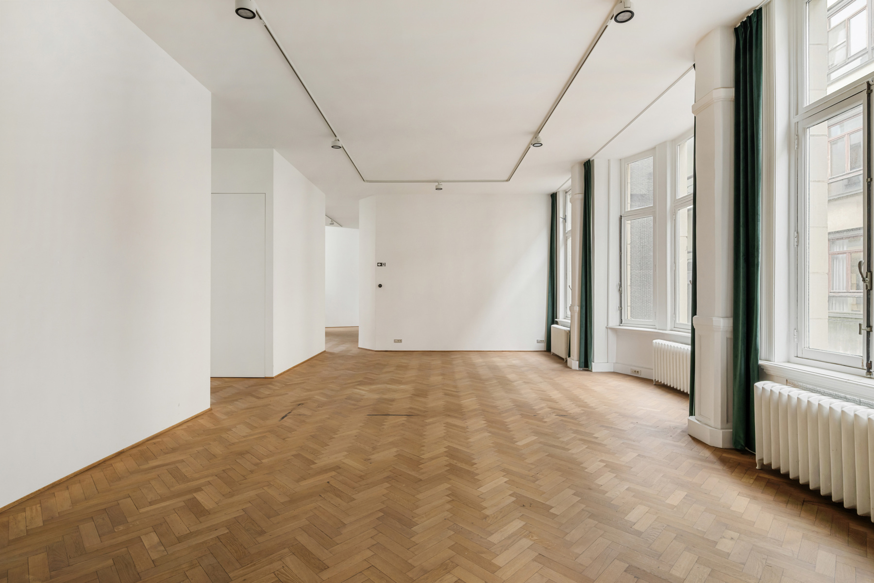 Commercial for sale in Antwerp - photo 2