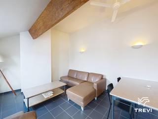 BRUSSEL – Ideaal gelegen nabij de Europese wijk, op een steenworp van de Ambiorixsquare, de instellingen, het openbaar vervoer en winkels, mooi 1-slaapkamerappartement van ±58m² bewoonbare oppervlakte gelegen op de 3e verdieping. Het appartement bestaat uit een lichte woonkamer van ±25m², een open ingerichte keuken (koelkast, kookplaat, dampkap, combi-oven/microgolfoven) en een mooie slaapkamer van ±13,5m² met ensuite badkamer (bad, wastafel, toilet). Tevens is er een wasmachine ter beschikking in de gemeenschappelijke garage van het gebouw. Provisie voor lasten van € 100/maand (warm water, verwarming, gemeenschappelijke delen). EPC E! Onmiddellijk beschikbaar. Afmetingen worden ter indicatie gegeven.<br /><br />
<p><u>Op de 3<sup>e</sup> verdieping:</u></p>
<ul>
<li>Living van ±25m² (6,34 x 3,9)</li>
<li>Open ingerichte keuken (koelkast, kookplaat, dampkap, combi-oven/microgolfoven)</li>
<li>Slaapkamer van ±13,5m² (3,2 x 4,2) met ensuite badkamer (bad, wastafel, toilet)</li>
</ul>
<p> </p>
<p>Wasmachine in de gemeenschappelijke garage</p>