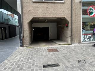 Centrum Hasselt.  Inrit naast 't Scheep (Stadhuis). Ondergrondse parkeerplaatsen in parking Galerij De Ware Vrienden.  Een luxe als u in de Stad...