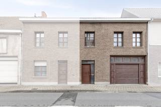 Huis met 3 kamers en inpandige garage te koop in het centrum van Desselgem. Het huis beschikt over een aangename tuin met uitweg achteraan en...