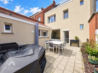 <p>Energiezuinige woning op een centrale locatie bestaande uit een gezellige leefruimte met eet-en zithoek, uitgeruste keuken met berging, afzonderlijk toilet, garage, droge kelder en een zuid gerichte tuin met terras en een gemetste tuinberging met zolder die kan omgevormd worden tot polyvalente ruimte. <br /><br />Op de 1<sup>ste</sup> verdieping zijn 3 volwaardige slaapkamers, recent vernieuwde badkamer (inloopdouche, toilet en lavabomeubel) en een vaste trap naar de 2<sup>de</sup> verdieping die afgewerkt is met een masterbedroom + dressing of kinderkamer.</p>
<p>Extra troeven:</p>
<ul>
<li>Energiezuinig</li>
<li>Voorzien van 11 zonnepanelen</li>
<li>Dubbele beglazing PVC + elektrische rolluiken</li>
<li>Regenwaterput</li>
<li>Op wandelafstand van scholen, winkels en openbaar vervoer</li>
<li>Instapklaar</li>
</ul>
<p>Deze woning is te koop ZONDER makelaar via het concept van Smart Houses! Verdere inlichtingen of bezoek? Contacteer rechtstreeks de eigenaar via +32486346593</p>