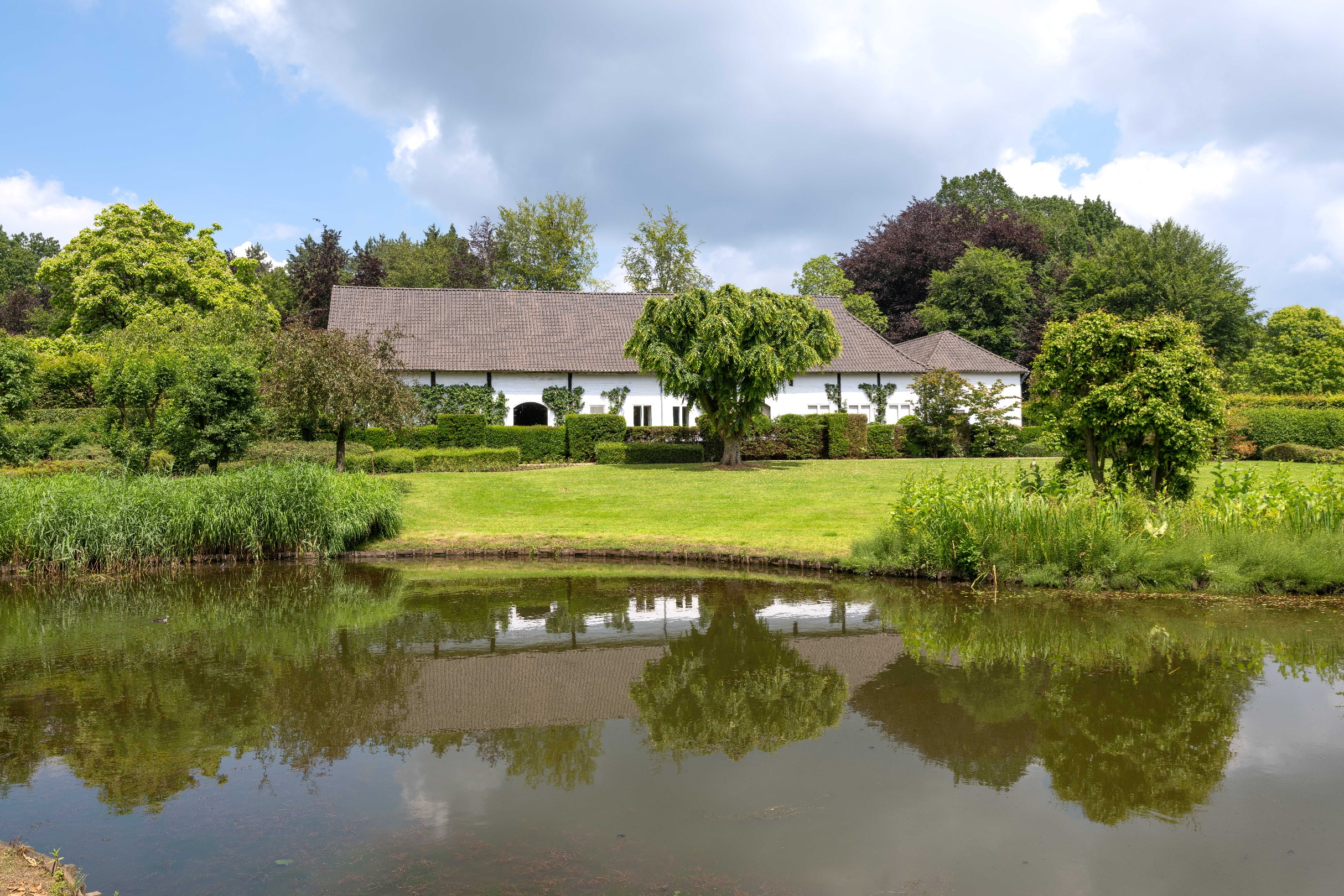 Schitterend gelegen landgoed met vierkantshoeve en tijdloze villa op een domein van 77.800 m² te Hasselt - foto 2