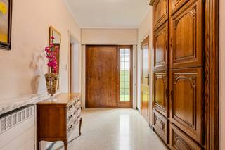 <p>Deze stevig gebouwde bungalow met garage, tuin, terras en veranda op een perceel van 825m² is bijzonder rustig gelegen in een kindvriendelijke buurt en ligt op een boogscheut van de dorspkern van Baarle-Drongen.</p>
<p>De nabijheid van de E40 autostrade biedt een ideale uitvalsbasis om richting kust, Gent, Brussel, Kortrijk of Antwerpen te rijden. Op fietsafstand vind je winkels als bakker, slager, apotheek, maar ook restaurants, huisdokterspraktijk, kinesist, kapper, apotheek, basisschool en jeugdbeweging,…</p>
<p>De huidige indeling is als volgt: inkomhall met vestiaire en toilet, 2 ruime slaapkamers, ruime living met open haard, keuken en badkamer, ruime zolder en garage.</p>
<p>De woning is gedateerd, maar perfect onderhouden en goed geïsoleerd in dak en muren, de centrale verwarming gebeurt via een zuinige hoogrendement condensatieketel op aardgas.</p>
<p>Instelprijs is 450.000 €, Een bodvoorstel kan vanaf de kijkdag.</p>
<p></p>
<p>Interesse in deze woning?</p>
<p>Op zaterdag 28 april 2026 organiseren we een kijkdag.</p>
<p>Hiervoor dien je af te spreken via Bart op 0476/42 73 28.</p>