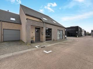 <p>Recente energiezuinige woning in een kindvriendelijke buurt, bestaande uit een inkomhal met afzonderlijk toilet, gezellige leefruimte met eet-en zithoek (parket) en afzonderlijke bureauruimte, volledig uitgeruste keuken, ruime garage/wasplaats met ingemaakte kasten en een zuidgerichte tuin met groot terras (met zonneluifel).</p>
<p>Op het 1<sup>ste</sup> verdiep zijn 3 ruime slaapkamers, dressing en ingerichte badkamer (inloopdouche, ligbad, dubbele lavabo en toilet) en ruime bergzolder.</p>
<p></p>
<p>Extra troeven:</p>
<ul>
<li>Energiezuinig (zonnepanelen)</li>
<li>Conforme keuring elektriciteit</li>
<li>Cv op gas en dubbele beglazing (PVC)</li>
<li>Private oprit en ruime garage</li>
<li>In de nabijheid van scholen, winkels, openbaar vervoer</li>
<li>Instapklaar</li>
<li>Dichtbij speelplein</li>
</ul>
<p></p>
<p>Deze woning is te koop ZONDER makelaar via het concept van Smart Houses! Wenst U verdere inlichtingen of bezoek? Contacteer rechtstreeks de eigenaar via 0477/76.86.57.</p>
<p></p>