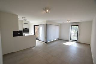 Nieuwbouw appartement met volgende eigenschappen:<br /><br />° gelegen in een straat met veel groen.<br />° rustige omgeving en in nabijheid van ziekenhuis.<br />° terras en living met zicht op mooie binnentuin.<br />° wonen in een verzorgde residentie.<br /><br />INDELING:<br /><br />° Niveau -1: autostaanplaats - kelderberging<br /><br />° Niveau +2: living - keuken - terras - wasplaats - gastentoilet - slaapkamer met open badkamer.<br /><br />Wil je dit graag pand bezoeken? Surf naar confideo-immo.be en klik verder naar dit pand. Via de knop "Ik ben kandidaat", die je vindt onder de omschrijving van het pand, maak je je huurdersprofiel aan. Doorloop alle stappen en voltooi je aanvraag. Daarna zullen wij je contacteren om een bezichtiging te plannen.