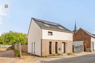 <section><div><div><div><div><div><div><p>Découvrez cette habitation BEN récente (année de construction 2024) à Brakel. Elle combine confort moderne et efficacité énergétique.</p><p>Vous entrez par un hall avec toilettes invités et placards intégrés. Vous accédez à un espace de vie lumineux. La disposition ouverte crée un séjour agréable avec salon et salle à manger. La cuisine est entièrement équipée, idéale pour cuisiner et partager des moments conviviaux. À côté, vous trouvez un espace de rangement pratique qui accueille aussi les installations techniques.</p><p>À l’étage, vous disposez de trois chambres complètes, d’une salle de bains moderne et d’un grenier de rangement fonctionnel.</p><p>À l’extérieur, vous profitez d’un jardin agréable où vous pouvez vous détendre en toute tranquillité. La terrasse et l’allée/place de parking restent à aménager, ce qui vous permet de les personnaliser selon vos envies.</p><p>Les atouts :</p><ul><li>construction à ossature bois : excellente isolation thermique, coûts énergétiques réduits et caractère durable</li><li>EPC A = habitation BEN</li><li>panneaux solaires</li><li>chauffage et climatisation avec pompe à chaleur</li><li>citerne d’eau de pluie de 10 000 litres</li><li>environnement résidentiel calme avec accès rapide au centre de Brakel, aux écoles, commerces et transports en commun</li><li>achat sous le régime des droits d’enregistrement (2 %) sans TVA</li></ul><p>Envie de découvrir ce bien ?<br />Envoyez un e-mail à caroline@immobeguin et inscrivez-vous à la JOURNÉE DE VISITE le 9 MAI à partir de 9h30.</p></div></div></div></div><div></div><div><div></div></div></div></div></section><div></div>