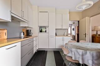 Vrijstaande woning met drie slaapkamers op een perceel van 632 m².<br /><br />Indeling en omschrijving:<br />U betreedt de woning via de inkomhal, die toegang biedt tot de verschillende leefruimtes. Aan de linkerzijde bevindt zich de bureauruimte. Verderdoor de woonkamer die aansluit op de keuken. De keuken is uitgerust met boven- en onderkasten, kookplaat, dampkap, spoelbak, oven en vaatwasser. Via de nachthal bereikt u de drie slaapkamers en de badkamer, voorzien van een lavabo, ligbad en toilet. Tot slot beschikt de woning over een praktische kelder met garage en tuin. <br /><br />Extra info: <span>EPC 783 kWh/ (m² jaar) label F I infoplicht: in aanvraag I watertoets: P-score: B I G-score: B.</span><br /><br /><span>Renovatieverplichting residentiële gebouwen van toepassing (label F). Meer info: https://www.vlaanderen.be/een-woning-kopen/renovatieverplichting-voor-residentiele-gebouwen.</span>