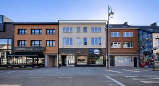 <h2><span>Uitstekend gelegen en volledig verhuurde opbrengsteigendom met handelsruimte, 5 appartementen en private garage Vennestraat 149, 3600 Genk</span></h2><p><span>In de bruisende Vennestraat te Winterslag (Genk) bevindt zich deze interessante en volledig verhuurde opbrengsteigendom, bestaande uit een handelsruimte op het gelijkvloers en vijf wooneenheden op de verdiepingen. Een uitzonderlijke kans voor investeerders die op zoek zijn naar een stabiele, onmiddellijk renderende vastgoedbelegging in een gevestigde en levendige omgeving.</span></p><p><span>De Vennestraat is één van de meest dynamische handels- en woonstraten van Winterslag. De straat geniet van een sterke lokale verankering, een constante passage en een uitstekende bereikbaarheid. Winkels, horeca, scholen, openbaar vervoer en recreatie (waaronder C-mine) bevinden zich op wandelafstand. Deze combinatie zorgt voor een duurzame verhuurbaarheid en een solide investeringsbasis.</span></p><h2><span>Indeling en oppervlaktes</span></h2><p><span>Gelijkvloers</span></p><ul><li><span>Handelsruimte (Bus 01)</span><span><br />66 m² EPC label B<br />Strategisch gelegen met commerciële zichtbaarheid en stabiele huurinkomsten.</span></li><li><span>Studio (Bus 02)</span><span><br />40 m² EPC label D</span></li></ul><p><span>Eerste verdieping</span></p><ul><li><span>Appartement (Bus 11)</span><span><br />102 m² EPC label B</span></li><li><span>Appartement (Bus 12)</span><span><br />102 m² EPC label B</span></li></ul><p><span>Tweede verdieping</span></p><ul><li><span>Appartement (Bus 21)</span><span><br />88 m² EPC label B</span></li><li><span>Appartement (Bus 22)</span><span><br />50 m² EPC label D</span></li></ul><p><span>De ruime appartementen (tot 102 m²) bieden comfortabele woonoppervlaktes die aantrekkelijk blijven voor een breed huurpubliek. De aanwezigheid van meerdere B-labels binnen het gebouw is een belangrijke troef binnen de huidige energienormen.</span></p><p><span>Het volledige pand is momenteel verhuurd, wat zorgt voor een gespreide en stabiele inkomstenstroom vanaf dag één.</span></p><h2><span>Extra troef</span></h2><p><span>Achteraan het perceel bevindt zich een </span><span>garage, uitsluitend bestemd voor de eigenaar</span><span>, bereikbaar via een aparte doorgang/weg langs het pand. Deze private toegang verhoogt het praktisch comfort en biedt bijkomende structurele meerwaarde binnen het geheel.</span></p><h2><span>Investeringspotentieel</span></h2><p><span>Deze eigendom onderscheidt zich door:</span></p><ul><li><span>Volledig verhuurde toestand met onmiddellijke cashflow</span></li><li><span>Combinatie van handel en residentieel gebruik (risicospreiding)</span></li><li><span>Ruime appartementen met blijvende verhuurbaarheid</span></li><li><span>Overwegend gunstige EPC-scores</span></li><li><span>Centrale ligging in een kernwinkelstraat</span></li><li><span>Private garage als bijkomende troef voor eigenaar</span></li></ul><p><span> </span></p><p><span>Dankzij de mix van commerciële en residentiële huurders ontstaat een evenwichtig en gespreid investeringsprofiel. De centrale ligging in Winterslag, met een continue vraag naar huurwoningen, versterkt de langetermijnzekerheid van deze belegging.</span></p><p><span>Deze opbrengsteigendom vormt een solide investering in de Genkse vastgoedmarkt, geschikt voor investeerders die op zoek zijn naar rendement, stabiliteit en toekomstig waardepotentieel.</span></p><p><span>Voor meer info: Ercan@jemar.be</span></p><p><span>Voor verdere informatie omtrent actuele huurinkomsten, rendementscijfers en volledige dossierinzage kan u contact opnemen met ons kantoor.</span></p>