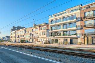 C’est avec grand plaisir que nous vous présentons la Résidence « Solaris », un projet résidentiel contemporain et raffiné situé sur la H. Jasparlaan à Westende. La situation du projet est idéale, à proximité immédiate du centre de Westende-Bad et à deux pas de la digue. L’arrêt de tram tout proche garantit une excellente mobilité, tandis que l’emplacement bénéficie d’une accessibilité optimale. Ces atouts particuliers ont inspiré l’architecte à concevoir un projet neuf réfléchi, composé de 8 appartements lumineux et d’un garage spacieux. La résidence se distingue par l’association de briques de façade aux lignes épurées et de béton architectural blanc. Les contrastes s’expriment à travers l’utilisation de châssis foncés et de pare-vues. L’esthétique moderne et intemporelle est renforcée par des garde-corps mêlant panneaux en verre et profils en aluminium. Ces appartements constituent non seulement un cadre de vie de qualité, mais représentent également une opportunité attrayante pour les investisseurs.