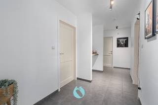 <p>Heel rustig gelegen appartement te huur in kleinschalig gebouw met 2 appartementen in Zelzate.<br />Winkels, openbaar vervoer e.d. bevinden zich in de nabije omgeving.<br /><br />Het appartement omvat een inkomhal, ruime en lichtrijke leefruimte, geïnstalleerde keuken met aanpalend groot terras (24m²) met weids zicht, twee slaapkamers, badkamer met dubbele wastafel en douche, afzonderlijk toilet en een garage met technische ruimte. <br /><br /><strong>Beschikbaar per 01/12/2026.</strong><br />Geen gemeenschappelijke kosten!<br /><br />Een bezoek kan <strong>uitsluitend</strong> via onze website aangevraagd worden: https://www.vastgoeddevos.be/te-huur, klik het pand aan en klik vervolgens op "vraag hier uw bezoek aan". </p>