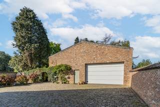 Vergund magazijn van 250m² met ruime woning in hartje Dessel. <br /><br />Deze uitzonderlijke eigendom biedt een ruime woning in combinatie met een vergund magazijn van maar liefst 250 m², met tal van mogelijkheden voor wonen, werken, opslag of hobby.<br />Via de inkomhal bereikt u een aparte ontvangstruimte en een volledig ingerichte bureauruimte met ingemaakte kasten, ideaal als thuisbureau, praktijkruimte of speelkamer. Verder is er een grote leefruimte die in verbinding staat met een mooie veranda met zicht op de groene tuin en de volledig ingerichte keuken.<br />Op de eerste verdieping bevinden zich 5 ruime slaapkamers, een badkamer en een grote hobby-/atelierruimte. Via een vaste trap is er toegang tot de zolder van ca. 100 m², die nog verschillende mogelijkheden biedt.<br />De woning is volledig onderkelderd en beschikt over een voorraadkelder van ca. 50 m² en een kruipruimte van ca. 130 m². Verder is de woning voorzien van vloerverwarming en een centraal stofzuigsysteem. Het EPC bedraagt 238 kWh/m² jaar (label C), waardoor er geen renovatieverplichting van toepassing is.<br /><br />Achteraan het perceel bevindt zich een vergund magazijn van 250 m². De ruimte is voorzien van een elektrische sectionale poort en biedt voldoende ruimte voor onder meer opslag, werkzaamheden, een atelier of een zelfstandige activiteit.<br />Bij het magazijn horen ruime parkeermogelijkheden. Achter en naast het magazijn bevindt zich een grote tuin met een groen karakter en voldoende privacy.<br /><br />Troeven: <br />• 5 ruime slaapkamers<br />• Grote hobbyruimte/atelier<br />• Zolder van ca. 100 m² met uitbreidingsmogelijkheden<br />• Vergund magazijn/werkplaats van 250 m²<br />• Volledig ingerichte bureauruimte<br />• Volledig onderkelderd<br />• Ingebouwd centraal stofzuigersysteem<br />• Ruime tuin met veel privacy<br />• Veel parkeermogelijkheden<br />• Centrale ligging nabij winkels, scholen en openbaar vervoer<br /><strong>Een zeldzame combinatie van wonen, ruimte en mogelijkheden op een uitstekende locatie in het hart van Dessel.</strong>