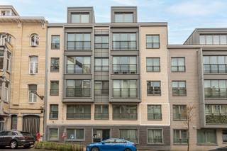 Discover this move-in-ready two-bedroom apartment located on the first floor of a well-maintained building in Ixelles. This bright apartment...