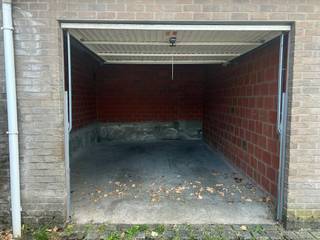Le moyen le plus rapide de visiter ce box de garage ? Demandez votre visite via le bouton rouge de notre site Web (www.dewaele.com) et vous serez contacté par l'un de nos experts en location.<br /><br />Garage spacieux à louer à Izegem ! <br /><br />Êtes-vous intéressé par ce garage à louer à Ingelmunster ? N'hésitez pas à nous contacter.
