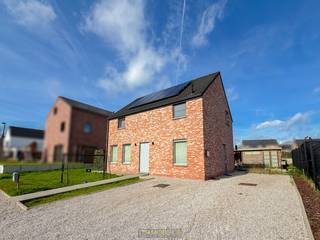 <p><span>ENERGIEZUINIGE WONING met 3 VOLWAARDIGE SLAAPKAMERS, gelegen in een RUSTIGE WOONOMGEVING te Kruisem (Kruishoutem). Dankzij de aanwezigheid van 10 ZONNEPANELEN en het gebruik van REGENWATER geniet u hier van een ENERGIEZUINIGE en DUURZAME WOONERVARING. De woning combineert LICHTRIJKE OPEN RUIMTES met HEDENDAAGS WOONCOMFORT en is bovendien GUNSTIG GELEGEN nabij winkels, scholen, openbaar vervoer en BELANGRIJKE INVALSWEGEN met VLOTTE VERBINDING naar de E17. Hierdoor vormt deze eigendom de IDEALE GEZINSWONING voor wie rustig wil wonen met alle voorzieningen binnen handbereik.</span></p>

<p>De indeling gaat als volgt: via de inkomhal met gastentoilet heeft u toegang tot de ruime en lichtrijke woonkamer met open ingerichte keuken. Aansluitend bevinden zich een praktische was- en bergruimte en een speel-/bureauruimte. Op de 1ste verdieping geeft de nachthal toegang tot 3 slaapkamers en een ingerichte badkamer. Via een valtrap bereikt u de praktische bergzolder.<br />Buitenshuis beschikt de woning over een zonnige tuin met ruim terras en tuinhuis met gezellige loungehoek, waar u in alle rust kan genieten van het buitenleven. Daarnaast beschikt de woning over een praktische oprit met voldoende parkeergelegenheid.<br /><br />Adres: Fockaertshof 20 te Kruishoutem (Kruisem)<br /><br />EPB: 62,58 kWh/m², G-score A en P-score B, Geen renovatieverplichting</p>