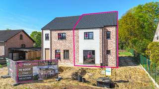 <p><span>Elke zondag welkom op ons kantoor van 10u-12u voor meer info over de nieuwbouwprojecten!<br /><br />Deze woning (rechterzijde) heeft een bewoonbare oppervlakte van 205 m² en is praktisch opgedeeld; het perceel is 5.25are groot.</span></p>
<p><span>Er werd rekening gehouden met voldoende leefruimte met achteraan een gezellige open keukenruimte, aansluitend bij een ruime berging met buitendeur.</span></p>
<p><span>Via de inkomhal met gastentoilet komt men in de living met open keuken. Vanuit de living vertrekt ook de trap naar boven. Langs de keuken bevindt er zich een praktische berging. De “doorzon”-leefruimte heeft zowel via de voor-, zij- als achterzijde ramen voor een uitstekende lichtinval.</span></p>
<p><span>Op de eerste verdieping zijn er 3 slaapkamers, een apart toilet en een badkamer.</span></p>
<p><span>De 2<sup>de</sup> gegoten betonnen trap brengt ons naar zolderruimte; hier bevindt zich een ruime 4<sup>de</sup> polyvalente (slaap)kamer die ook kan opgesplitst worden naar een 5<sup>de</sup> kamer en technische ruimte.</span></p>
<p>Zowel de raampartijen als de dakwerken zijn van uitstekende makelij.</p>
<p><span>Deze ruwbouwwoning wordt </span>opgeleverd met een vlak getrokken perceel dat onmiddellijke aanplanting toelaat; het mooie uitzicht is reeds bepaald….</p>
<p>Residentie “De Moestuin” bevindt zich in de rustige Moestuinstraat; een aangename straat met een uitstekende verbinding naar het centrum van Heusden en verbinding naar Koersel/Beringen.</p>
<p>In deze aangename woonomgeving wonen veel jonge gezinnen en met de uitkijk op het veld en groen is het hier echt tot rust komen. In het centrum van Koersel heeft men zo zijn inkopen gedaan door de aanwezigheid van de Lidl, Action, bakker enz..uit eten doet men in Barnaba terwijl men een filmpje meepakt in de Roxy een heerlijk klein bioskoop-complex.</p>
<p>Samenwerken met deze bouwheer is kiezen voor zekerheid en duidelijke afspraken; voor de snelle beslissers zijn aanpassingen binnen nog mogelijk.</p>
<p></p>
<p>Indeling :</p>
<p>GELIJKVLOERS : inkomhal, gastentoilet, leefruimte onderverdeeld met zithoek en eetkamer, trap naar boven, open keuken, grote berging met achterdeur</p>
<p>EERSTE VERDIEPING : nachthal, apart toilet, 3 slaapkamers, badkamer, trap naar boven</p>
<p>ZOLDER : open zolderruimte op te splitsen naar 2 extra kamers en technische ruimte</p>
<p>TUIN: genivelleerd</p>
<p></p>
<p><span>Pluspunten:</span></p>
<p><span>-prachtige landelijk stijl</span></p>
<p><span>-zeer degelijke bouw</span></p>
<p><span>-ruim = 205 m²</span></p>
<p><span>-aangename leefruimte</span></p>
<p><span>-4 slaapkamers<br />-betonnen trappen</span></p>
<p><span>-tijdloze pastoriestijl</span></p>
<p><span>-goede ligging = overal dichtbij!</span></p>
<p><span>-grondwaarde aan 12%, enkel constructie onder 21%BTW</span></p>
<p><span>-adembenemend uitzicht = wandelen in de buurt</span></p>
<p><span> Maatregelen opgenomen in het Maatregelenregister: nee</span></p>
<p><span>Voor een afspraak of meer info, bel ons op 078/78.78.70, of kom gewoon binnen op ons kantoor. Steeds welkom!</span></p>