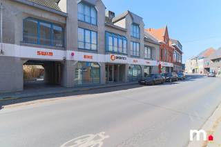 Op zoek naar een veelzijdig handelspand op een toplocatie? Dit centraal gelegen pand biedt alles wat u nodig heeft voor een succesvolle...