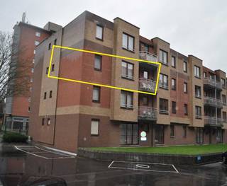 Te huur:<br /> Zeer goed gelegen appartement <br />bemeubeld, middenin verborgen groen<br />in centrum Leuven<br /><br />1 slaapkamer <br />70 m2 <br /><br />Inkomhall met vestiaire, WC, Living, keuken met ontbijthoek, 1 ruime slaapkamer met aanpalende badkamer met lavabo en ligbad , 1 bergruimte met plaats voor wasmachine, droogkast, en voorraad. Terras en ruime kelder.<br />Keuken met gootsteen, fornuis, oven, dampkap, koelkast met diepvriescompartiment. <br />Ramen: dubbele beglazing, kunnen op kiepstand. Plissé- hor in terrasdeur.<br />Videofoon en afstandsbediening voor toegangspoort, badge voor toegangsdeur appartementsgebouw. <br /><br />Op zeer rustige (!) locatie (binnengebied tussen Tessenstraat &amp; Ridderstraat). Dicht bij bushalte en winkels. Op 400 m van de Grote Markt.<br /><br />Modern bemeubeld: box spring, slaapkamerkast met schuifdeuren, bureau, boekenkast, TV-meubel en televisie, <br />grote sofa , gelakte witte eetkamerkast, moderne led- hanglamp, eetkamertafel en stoelen. <br />Blikdichte rolgordijnen in slaapkamer en voor terrasdeur, blikdichte overgordijnen in living, horren…. <br /><br />Door automatische poort afgesloten van straatzijde. Op 2e verdieping (lift aanwezig).<br /><br /> ! voor NIET-roker<br />Verhuur na inboedel- en plaatsbeschrijving. Huurcontract naar voorbeeld ‘Test Aankoop’<br /><br />Vrij vanaf: 1 juni 2026<br /><br /><br /><br /><br />