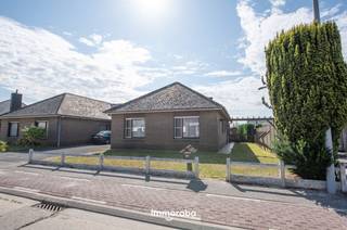 Welkom in de Schoendalestraat 161 te Sint-Eloois-Vijve, waar je deze solide halfopen woning uit 1976 terugvindt op een royaal perceel van 860 m². Dankzij de zuidgerichte tuin geniet je hier volop van zon, rust en ruimte.<br /><br />De woning beschikt over een praktische indeling met op het gelijkvloers een lichtrijke leefruimte met aansluitende veranda, een ruime leefkeuken, badkamer, berging, inpandige garage en kelder.<br /><br />Boven zijn er twee volwaardige slaapkamers en een extra kamer, ideaal als bureau, kinderkamer of dressing. Een grote troef is de vaste trap naar de zolderverdieping, die nog heel wat uitbreidingsmogelijkheden biedt.<br /><br />Deze woning is op te frissen, maar beschikt over een sterke basis, een gunstige ligging en een mooie tuin – ideaal voor wie op zoek is naar een ruime gezinswoning met toekomstpotentieel.<br /><br />Troeven:<br /><br />*Halfopen bebouwing op 860 m² grond<br />*Zuidgerichte tuin<br />*Inpandige garage en kelder<br />*Vaste trap naar zolder (mogelijkheid tot extra kamers)<br />*Degelijke constructie uit 1976<br />*Rustige, centrale ligging in Sint-Eloois-Vijve<br /><br />📩 Interesse? Contacteer tom@immoroba.be voor meer info of een bezoek ter plaatse.