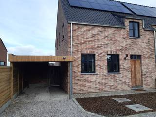 Dicht bij de gemeenteschool van Baaigem, langsheen een rustige zijarm van de Baaigemstraat, bevindt zich deze recente woning (zonnepanelen (>4...