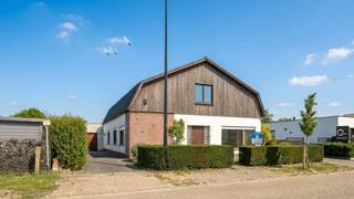 Deze alleenstaande woning is rustig gelegen in de Rode Kruisstraat te Maldegem, een aangename residentiële straat in een groene en goed bereikbare omgeving. De ligging is aangenaam en rustig maar wel met een vlotte verbinding naar het zowel het centrum van Maldegem als naar de grotere steden als Brugge en Gent. Een uitstekende bereikbaarheid.<br /><br />De woning zelf betreft een volledig te renoveren bungalow, gelegen op een perceel van 638 m², en biedt tal van mogelijkheden voor wie op zoek is naar een renovatieproject op een mooie locatie.<br /><br />Indeling als volgt: inkomhal, ruime leefruimte, aparte keuken, drie à vier slaapkamers en een badkamer. Naast de woning bevindt zich een oprit met toegang tot de garage en verschillende bijgebouwen. Achteraan het perceel geniet u van een aangename, zonnige tuin, ideaal om te genieten van het buitenleven.<br /><br />Kortom, een interessante opportuniteit voor wie een woning volledig naar eigen smaak wil renoveren op een rustige en toch centraal gelegen locatie.<br /><br />Interesse? Plan uw bezoek!<br />Contacteer Willem Cauwels via tel 050 89 27 70 voor een afspraak.