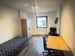 <p><span>Studio (Studenten- Kot) top gelegen in het hart van Antwerpen op 4 min te voet van de universiteiten en hogescholen. <br />Deze studio ( 1 van de 4 stuks) is gelegen op de 3 derde verdieping en grenst aan de binnenplaats met terras en fietsenstalling. <br />Inkom met openkeuken voorzien van alle gemakken, badkamer met douche, toilet en lavabo. Raam van deze studio is west gericht en kijkt uit op de binnenplaats westelijk deel van de stad. <br />De studio wordt elektrisch verwarmt, en heeft zijn eigen elektriciteitsmeter.<br /><br /></span></p><p><span>Deze studio werd onlangs nog grondig opgefrist. Deze studio is momenteel verhuurd, Maandelijkse huurprijs € 490,- wat vrij laag is voor deze complete studio. </span></p><p><span>Meter elektriciteit staat op naam van de huurder. </span></p><p><span> </span></p>