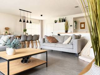 <strong>RECENTE, STIJLVOLLE WONING</strong> met tuin en <strong>VRIJSTAANDE GARAGE</strong> rustig gelegen <strong>IN EEN GROENE OMGEVING </strong>te Eine (Oudenaarde). Deze <strong>KNAPPE HALFOPEN BEBOUWING UIT 2018 </strong>biedt veel natuurlijk licht en werd duurzaam afgewerkt. De woning combineert <strong>HEDENDAAGS WOONCOMFORT</strong> met een <strong>GUNSTIGE EPB-SCORE </strong>en geniet dankzij de rustige straat met éénrichtingsverkeer van een aangename woonomgeving.<br /><br />Via de inkomhal met gastentoilet bereik je de <strong>LICHTRIJKE LEEFRUIMTE</strong> met grote raampartijen, aansluitend op de <strong>MODERN AFGEWERKTE KEUKEN</strong>. Verder beschikt de woning over een <strong>APARTE BERGING MET WASPLAATS</strong> .Op de eerste verdieping bevinden zich <strong>3 VOLWAARDIGE SLAAPKAMERS</strong>, apart toilet en een badkamer. Bovendien heeft u de <strong>MOGELIJKHEID</strong> tot het inrichten van <strong>EEN 4DE SLAAPKAMER</strong> door het ruime zolderverdiep. Buiten geniet u van een <strong>ZUIDOOST GERICHTE TUIN</strong> en prachtig terras. Aan <strong>OPBERG- EN PARKEERRUIMTE IS ER GEEN GEBREK</strong> door de garage en oprit. Op slechts 500 meter van de <strong>N60 RONSE-GENT</strong> en op wandelafstand van winkels, supermarkten en sportfaciliteiten. Tenslotte heeft u <strong>VERSCHILLENDE WANDELROUTES</strong> op korte afstand.<br /><br />Adres: Pontstraat 9 te Oudenaarde<br /><br />EPC-label A; P-score: A, G-score: A; Bestuursmaatregelen in maatregelenregister: neen; Vrij bij akte.