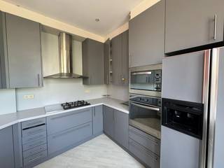 Top gelegen appartement met terras met 2 slaapkamers en ruim terras. Het appartement is gelegen op een absolute toplocatie op het bruisende Antwerpse Zuid.<br /><br />Indeling:<br />Inkomhal +/- 4 m² laminaat.<br />Leefruimte: +/- 20 m² laminaat.<br />Keuken: +/- 13 m² volledig ingericht, vaatwasmachine, frigo, kasten, spoeltafel, dampkap, laminaat.<br />Slaapkamer 1: +/- 25 m² laminaat.<br />Badkamer : +/- 5 m² tegels, lavabo, douche.<br />Leefruimte: +/- 20 m², laminaat.<br />Slaapkamer 2: +/- 12 m².<br />Veranda: +/- 25 m².<br />Terras: +/- 40 m² op houten planken.<br /><br />Algemene onkosten: € 30 per maand voor het water.<br />Kan maar voor 1 jaar gehuurd worden.