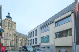 Unieke centrumwoning of appartement met kantoren, vernieuwd door archtect Xavier Donck. Bestaande uit:Gelijkvloers: Inkomhal, verschillende...