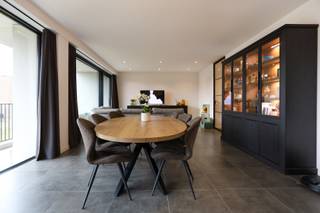 In het centrum van Beveren bevindt zich dit instapklaar en energiezuinig appartement, gelegen op de 1ste verdieping.Het appartement omvat een grote...