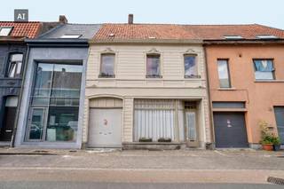 Plan je bezoek en ontdek dit ruime huis boordevol mogelijkheden op een centrale ligging in Izegem!<br /><br />Dankzij de praktische indeling, de ruime kamers en de gezellige houthaard geniet je hier van een aangename woning op een centrale locatie.<br /><br />Het huis is als volgt ingedeeld:<br /><br />Gelijkvloers:<br />- Inkomhal met polyvalente ruimte, ideaal als bureau of hobbyruimte<br />- Gezellige leefruimte met sfeervolle houthaard<br />- Volledig uitgeruste keuken <br />- Praktische berging met aansluiting voor wasmachine<br />- Grote aparte berging met extra opbergruimte<br />- Kelder<br /><br />1ste verdieping:<br />- 3 volwaardige slaapkamers<br />- Ruime badkamer met toilet, douche en bad<br /><br />2de verdieping:<br />- Ruime zolderverdieping bereikbaar via een vaste trap<br /><br />Buiten:<br />- Gezellige koer/tuin <br />- Garage<br /><br />Troeven van dit huis:<br />- Ruime en praktische indeling<br />- Veel potentieel<br />- Ideaal voor gezinnen of wie extra ruimte zoekt<br />- Grote berging en extra zolderruimte<br />- Centrale ligging te Izegem met vlotte verbinding nabij winkels, scholen en invalswegen<br /><br />Op zoek naar een ruime woning met karakter en potentieel? Hier krijg je volop ruimte én de vrijheid om de woning helemaal naar jouw wensen in te richten. Benieuwd naar de mogelijkheden? Plan vandaag nog je bezoek!<br /><br /><br /><br />Dit pand is onderworpen aan de renovatieverplichting van de Vlaamse overheid voor residentiële gebouwen (behoudens bij sloop binnen 5 jaar na de aankoop). Consulteer voor meer informatie de website van het Vlaams Energie- en Klimaatagentschap via https://www.vlaanderen.be/een-woning-kopen/renovatieverplichting-voor-residentiele-gebouwen<br /><br />Bestuursmaatregelen in het maatregelenregister: nee<br /><br />Deze AI-visualisaties zijn bedoeld als inspiratie. Er werd geen rekening gehouden met technische specificaties, stedenbouwkundige voorschriften of de concrete mogelijkheden tot realisatie.