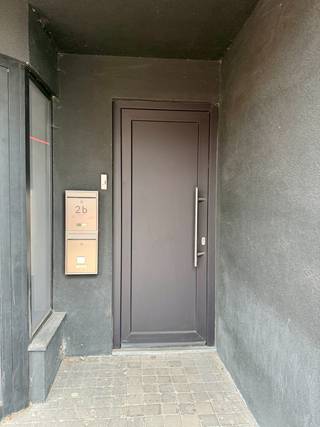 Dit veelzijdige pand combineert een ruime commerciële ruimte op het gelijkvloers met een royaal duplexappartement op de bovenverdiepingen — ideaal voor wie wonen en werken op één adres wil combineren. Het volledige gebouw werd 5 jaar geleden grondig gerenoveerd en is vandaag volledig instapklaar.<br /><br />1 badkamer<br />4 slaapkamers<br />190 m² woonopp.<br />204 m² grondopp.<br />EPC: 306 kWh/m2/jaar<br />bouwjaar 1967 renovatiejaar 2021<br /><br />Handelsgelijkvloers – 114 m²<br />Grote, lichtrijke open handelsruimte, flexibel in te delen<br />Sanitaire ruimte met apart dames- en herentoilet<br />Bergruimte Binnenkoer/tuintje aan de achterzijde<br /><br />Troeven<br />Volledig gerenoveerd (5 jaar geleden) en instapklaar<br />Ideaal voor gecombineerd wonen/werken<br />Gescheiden nutsvoorzieningen voor handels- en woongedeelte<br />Grondoppervlakte van 2 are<br />Rustige binnenkoer/tuintje aan de achterzijde<br />Centrale ligging in Hechtel-Eksel<br />Kelderruimte<br /><br />