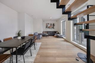 <p><span>Met gepaste trots stellen wij u graag dit exclusieve penthouse voor.<br /><br />Gelegen op een absolute toplocatie tussen het bruisende Eilandje en het groene Park Spoor Noord, vinden we residentie Lichttoren. Op de 20ste en 21ste verdieping bevindt zich deze uitzonderlijke duplex-penthouse, waar ruimte, licht en hedendaags comfort worden gecombineerd met indrukwekkende vergezichten over de Antwerpse skyline.<br /><br />INDELING</span></p>
<p><span>Via de stijlvolle inkomhal, voorzien van een ingebouwde vestiaire, gastentoilet en handenwasser, komt u terecht in een bijzonder ruime leefruimte. De hoge raampartijen zorgen hier voor een overvloed aan natuurlijk licht en bieden vanuit verschillende hoeken een prachtig zicht over de stad. De royale terrassen sluiten naadloos aan bij de leefruimte en vormen een verlengstuk van het interieur.</span></p>
<p><span>De leefruimte is sfeervol ingedeeld met een salon, eetgedeelte en een stijlvolle bar. De open trap naar de verdieping vormt een opvallend architecturaal element en geeft het geheel een eigentijdse uitstraling.</span></p>
<p><span>De open keuken sluit mooi aan bij de leefruimte en werd uitgerust met een centraal kookeiland en kwalitatieve inbouwtoestellen. Zo beschikt de keuken onder meer over een inductiekookplaat met geïntegreerde dampkap, koelkast, heteluchtoven, microgolfoven, vaatwasser en spoelbak. Functionaliteit en esthetiek komen hier mooi samen.</span></p>
<p><span>Op de bovenste verdieping bevindt zich een multifunctionele ontspanningsruimte van ca. 32m². Dankzij het aanwezige monkeynet en de filmprojector is dit een ideale plek om te ontspannen of gezellig samen te komen. De grote raampartijen zorgen ook hier voor een spectaculair uitzicht over Antwerpen.</span></p>
<p><span>De master bedroom is opgevat als een volwaardige privésuite en staat rechtstreeks in verbinding met de open badkamer. Deze beschikt over een dubbele lavabo, ligbad, regendouche, ingemaakte kasten en elektrische gordijnen. Daarnaast is er nog een tweede slaapkamer en een afzonderlijke douchekamer met lavabo. De nachthal beschikt over een extra toilet en een praktische ingemaakte kast met aansluitingen voor wasmachine en droogkast.<br /><br /></span>In de kelder beschikt het penthouse over een privatieve berging van ca. 8m² en toegang tot een fietsenberging. Daarnaast is er de mogelijkheid om meerdere autostaanplaatsen aan te kopen, wat zorgt voor extra parkeergelegenheid en comfort. Prijzen zijn beschikbaar op aanvraag.</p>
<p><span>Ook op vlak van comfort is deze penthouse bijzonder compleet. Zo zijn er airconditioning in de leefruimte en master bedroom, elektrische zonwering, dimbare opbouwverlichting en een ventilatiesysteem type D.</span></p>
<p><span>Een uitzonderlijke duplex voor wie op zoek is naar een instapklare en luxueuze woonervaring, met royale buitenruimtes, een hoogwaardige afwerking en een uniek panoramisch zicht over de stad.<br /><br />BIJZONDERHEDEN<br />- Hoogwaardige afwerking<br />- Panoramisch uitzicht over Antwerpen<br />- Absolute toplocatie<br />- Voldoende parkeermogelijkheden en privatieve kelderberging<br /><br />Voor meer info of een bezoek ter plaatse kan u vrijblijvend contact opnemen met Kato via kato@reds.be.</span></p>